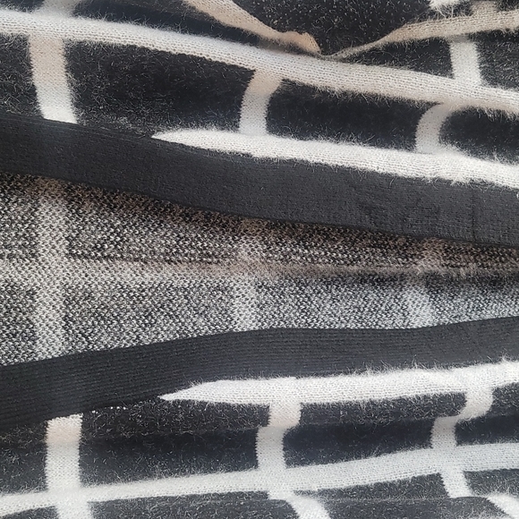 NWOT Davi & Dani Grid Pattern Cardigan Size Medium - Picture 7 of 12